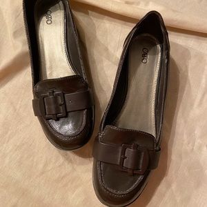 A nice pair of comfy Brown flats.